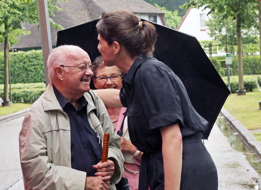 Willy is duidelijk verrast wanneer zijn vroegere buurvrouw Annik hem verwelkomt.