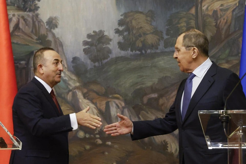 De Turkse minister van Buitenlandse Zaken Mevlut Cavusoglu (links) schudt zijn Russische ambtsgenoot Sergei Lavrov de hand. 