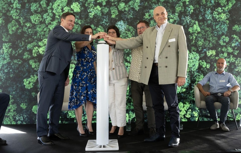 Met een druk op een groene knop zette Avery Dennison uit Turnhout samen met enkele partners en minister Tinne Van der Straeten het energieplatform in werking.