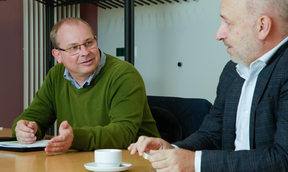 Burgemeester Gaston Van Tichelt en directeur dr. Baert gaan samen voor een innovatief Zorgpunt in Essen.
