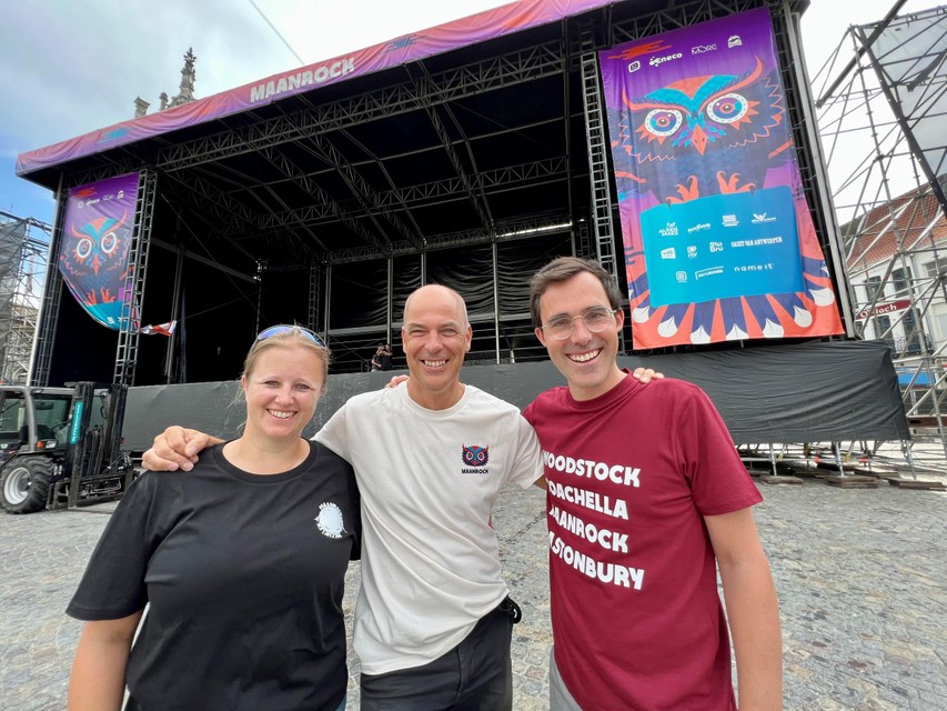 Vrijwilligers Nele De Munter en Marc Baert en Kristof Calvo van organisator Mechelen Feest met de nieuwe T-shirts van Maanrock. 