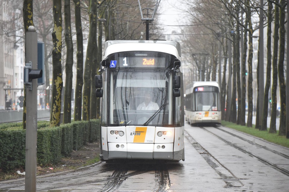 Ook De Lijn waarschuwt voor hinder op bus- en tramlijnen. 