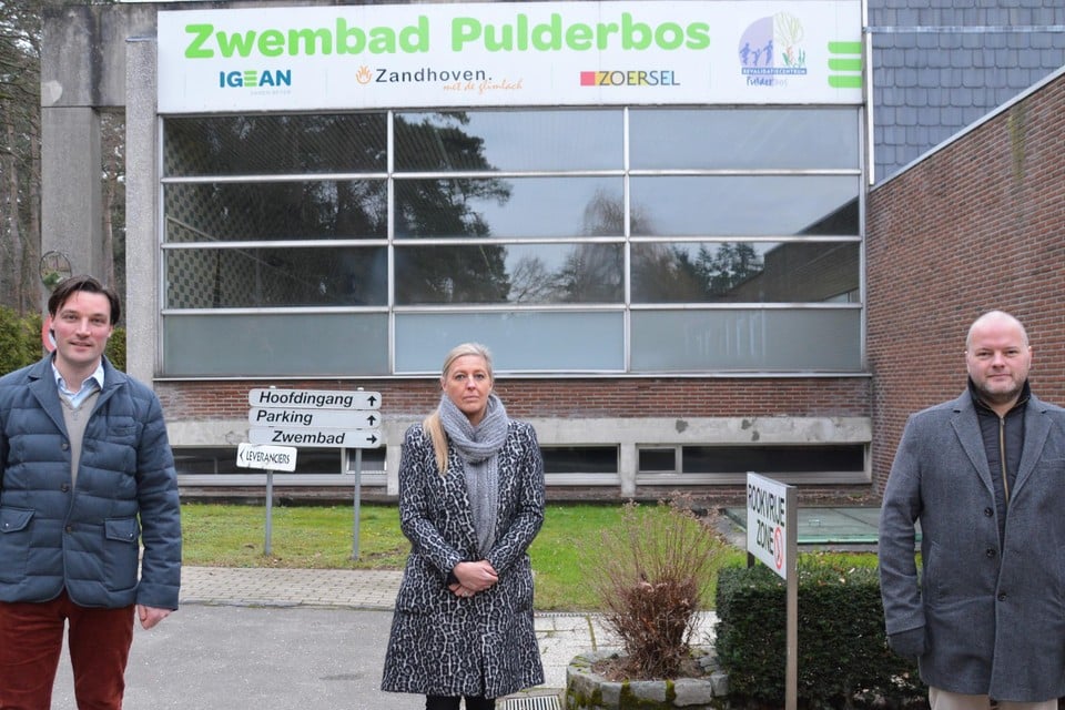 Raadslid Wouter Bollansée (Vlaams Belang), schepen Cindy Van Paesschen (onafhankelijke) en raadslid Tom Sleeuwaert (H-eerlijk Zoersel) voor het huidig zwembad in Pulderbos.