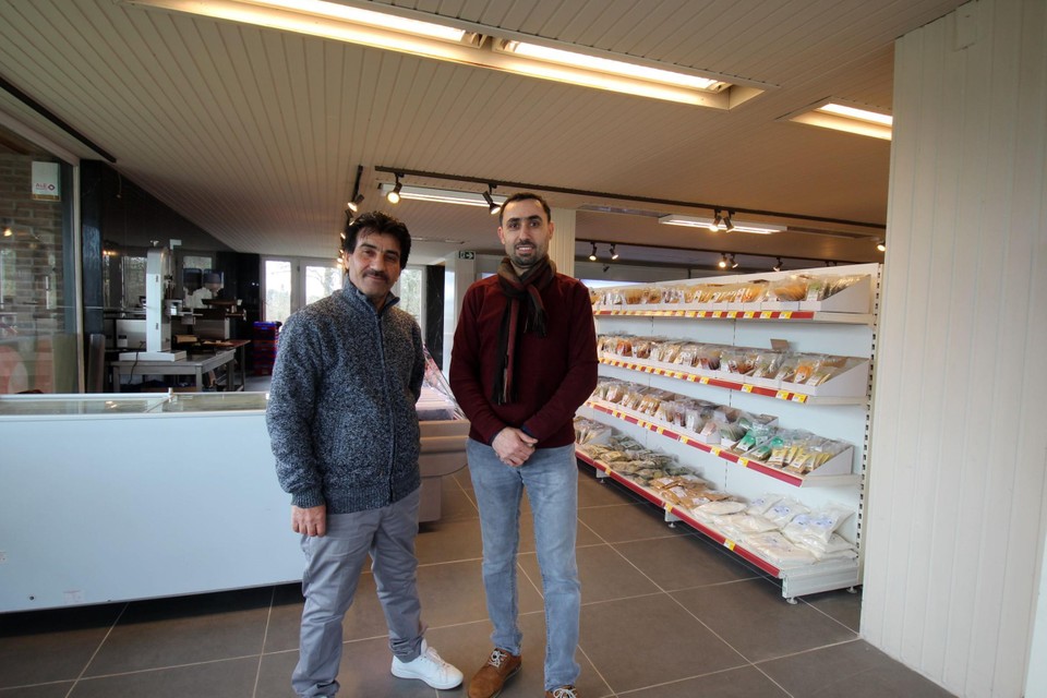 Kamal en Murat bij hun slagerij en kruidenafdeling.
