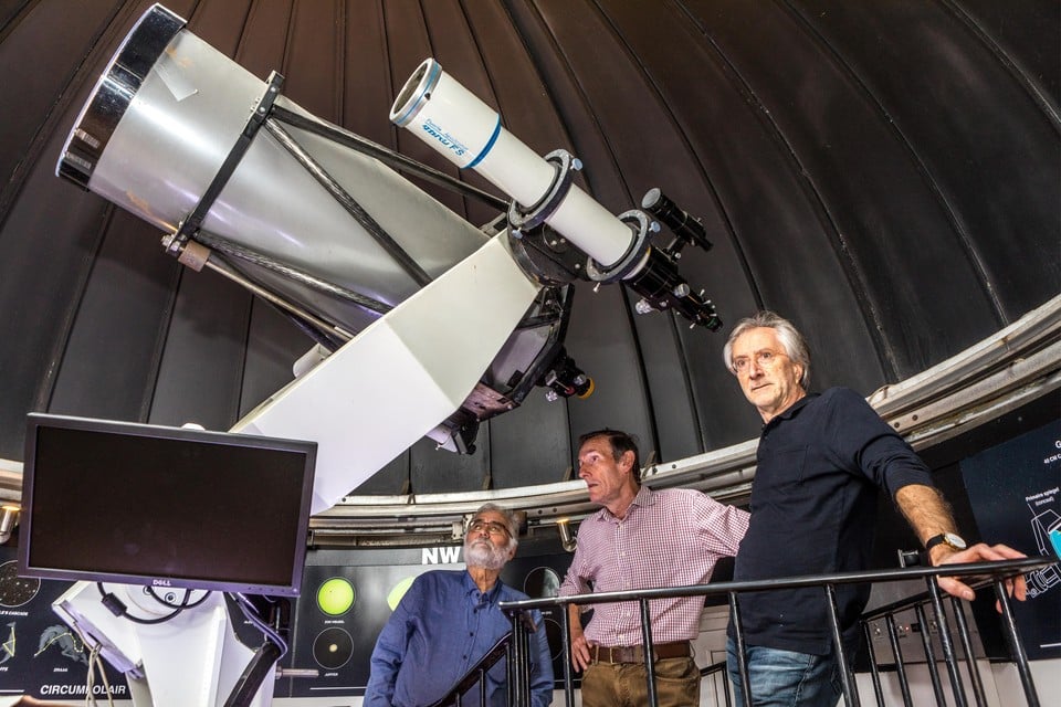 Egon Woiciulewicz (73), Edwin Goffin (67) en Jef Van Camp (64) bij de Gobelijn-telescoop. “Eens je hierdoor gekeken hebt, kom je altijd terug.” 