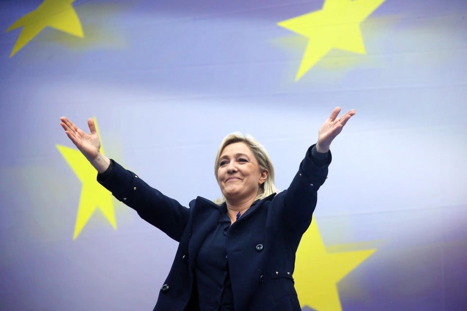 Volgens de advocaat van Le Pen is het een beschadigingsoperatie vlak voor de verkiezingen. 