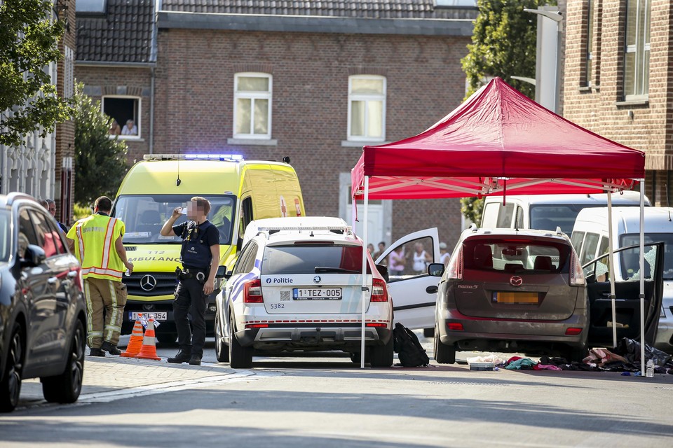 De bestuurster van de auto met Nederlands kenteken kon uit het voertuig vluchten toen de politie het vuur opende. 