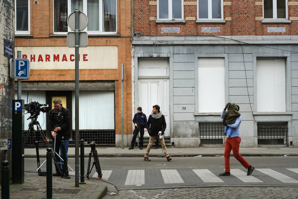 Het safehouse in Molenbeek waar Salah Abdeslam gearresteerd werd. De Franse media begrijpen niet hoe de verdachten zo lang onder de radar konden blijven in ons land.  