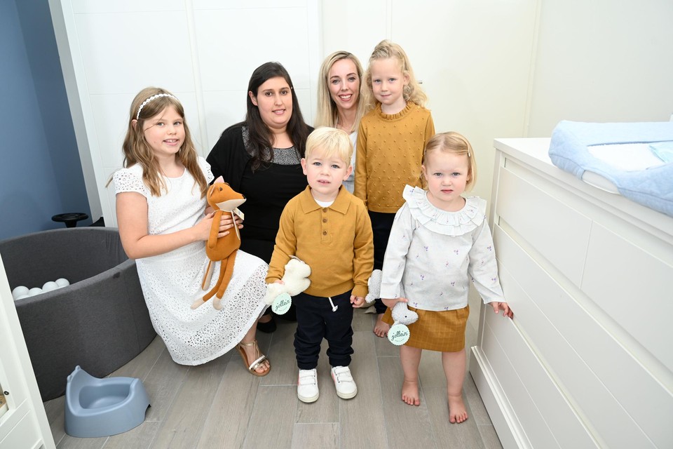 Yasmine (zwart kleedje) en Julie ernaast met enkele jonge modelletjes.