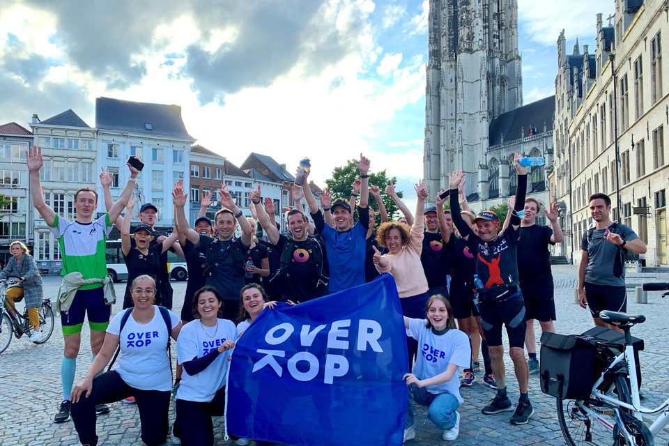 Ultraloper Olivier Verhaege met een schare supporters op de Mechelse Grote Markt.