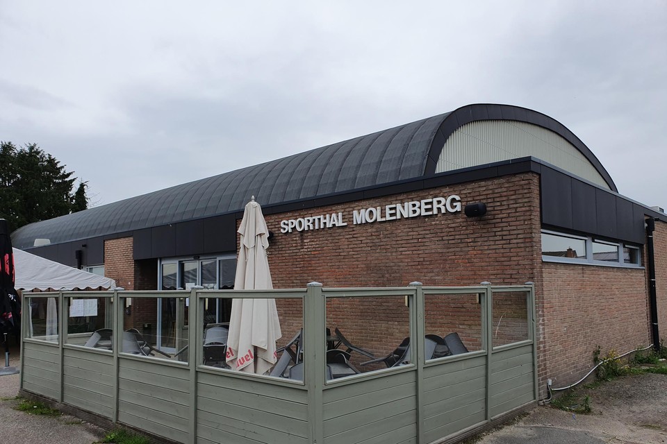 In het sportcomplex De Molenberg werd ingebroken en een brandblusapparaat leeggespoten. Bij het aan aanpalend sportcafé werden alle glazen toegangsdeuren vernield. 