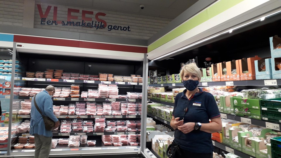 Winkelmanager Els is dankbaar voor de grotere koeltogen.