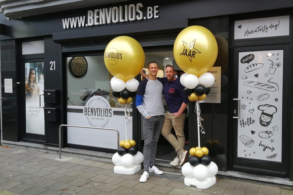 Zaakvoerders Maarten Bleys (links) en Renzo Wouters vieren de vijftiende verjaardag van hun zaak Benvolios heel december lang met speciale klantenacties. 