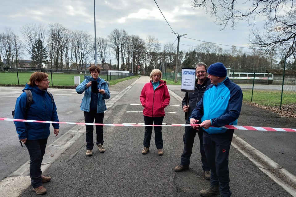 Voorzitter Jan Laenen opent officieel de tijdelijke wandeling.