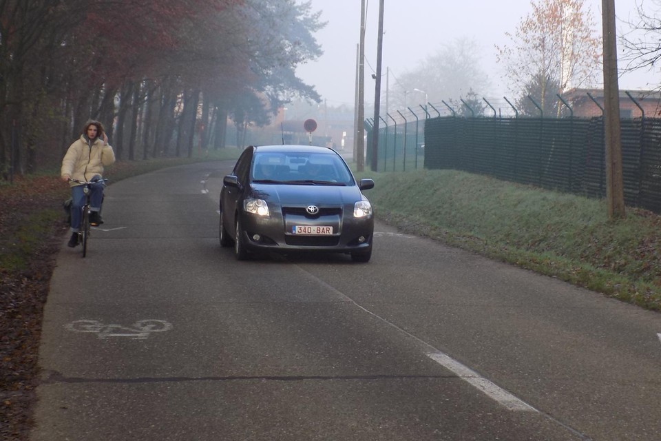De Kaliebaan in Tielen, de verbindingsweg naar de ingang van De Hoge Rielen, heeft momenteel nog geen apart fietspad.