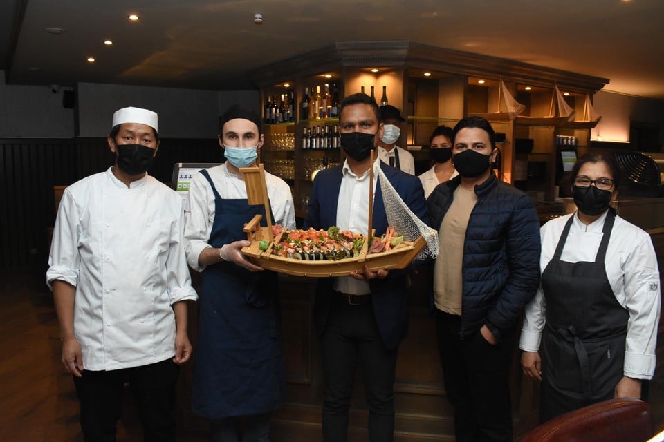 Het team van Sushi King is klaar voor de opening.