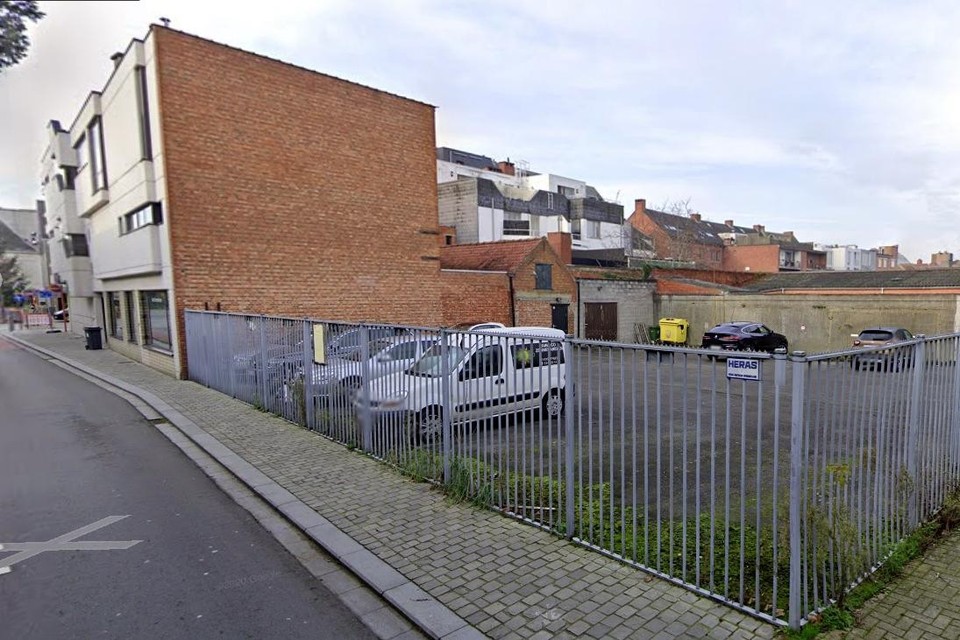 Op deze parking wordt de komende maanden een nieuwbouwcomplex opgetrokken.