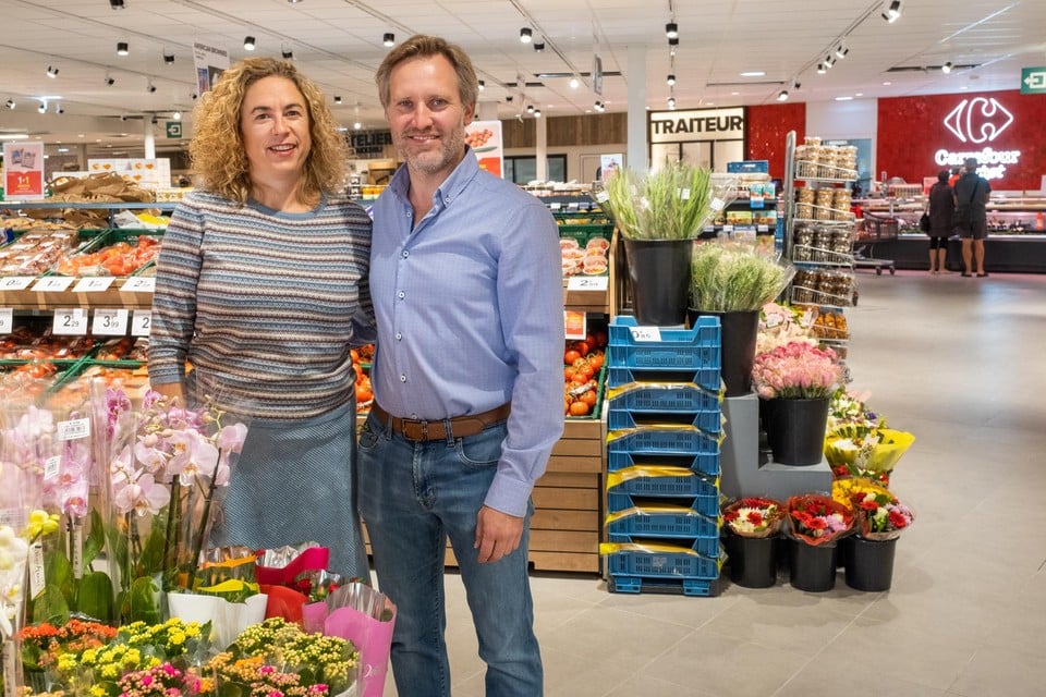 Vicky Willaert en haar echtgenoot Bernd Bastens in hun vernieuwde Carrefour market.
