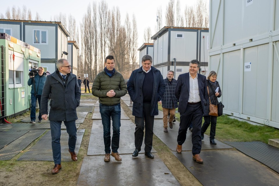 Vlaamse minister Mathias Diependaele (links) en Bart Somers (rechts) en Vlaams minister-president Jan Jambon bezoeken het nooddorp voor Oekraïeners op Linkeroever.