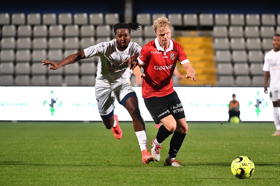 Sekou Camara van Houtvenne (links) probeert Quinten Van Goylen bij te halen. Camara zorgde zaterdagavond voor het enige doelpunt van Houtvenne tegen Lyra-Lierse.