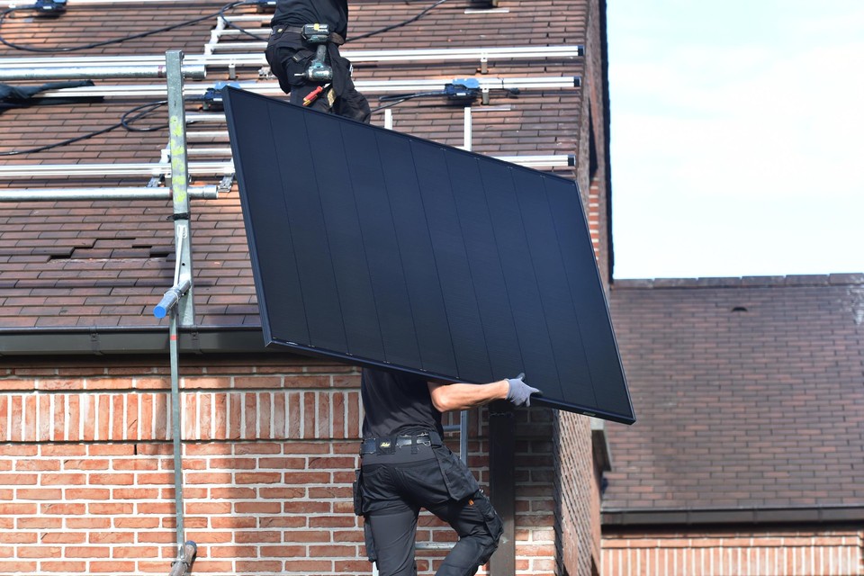 Een zonnepaneel wordt geïnstalleerd op een dak. 