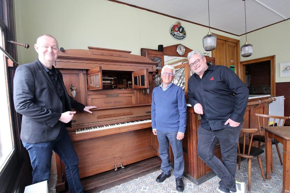 De orgelpiano staat in het bewaarde interieur van café Prins Albert.