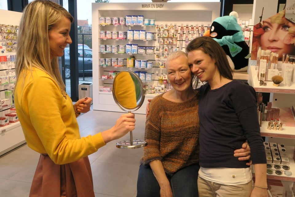 Shana Meylemans toont Bernadette en nichtje Evi het resultaat.