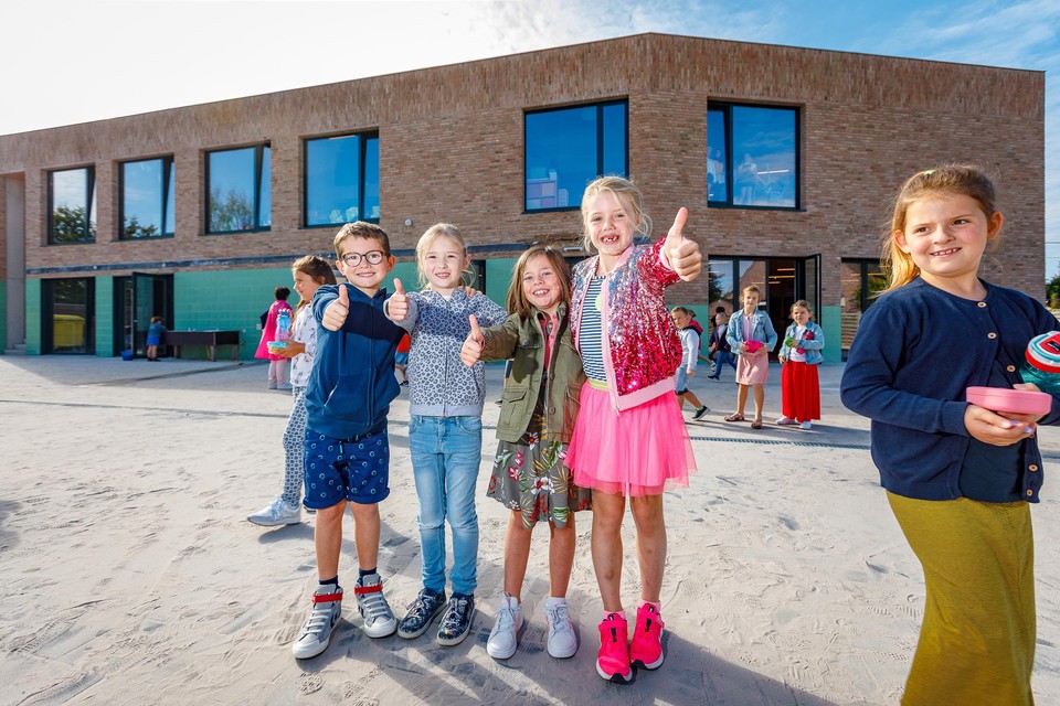 Wies, Margo, Febe en Lisa uit het tweede leerjaar zijn onder de indruk van hun nieuwe schoolgebouwen. 