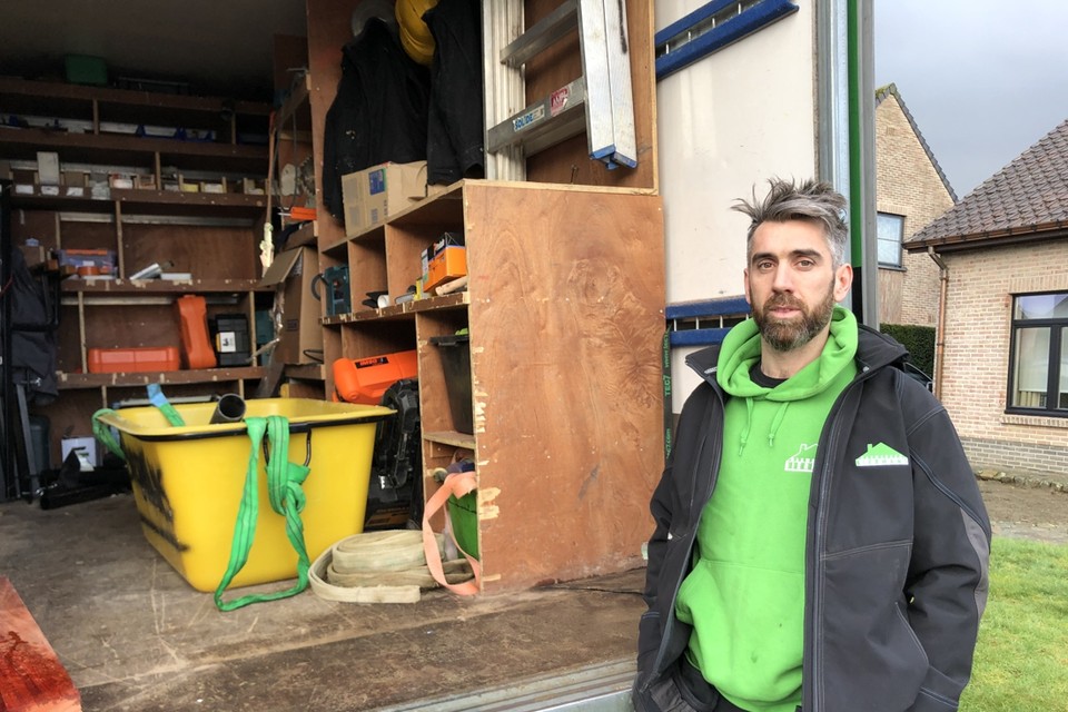 De getroffen dakwerker Joachim Biermans bleef niet lang bij de pakken zitten en kocht al meteen nieuw werkmateriaal aan. 