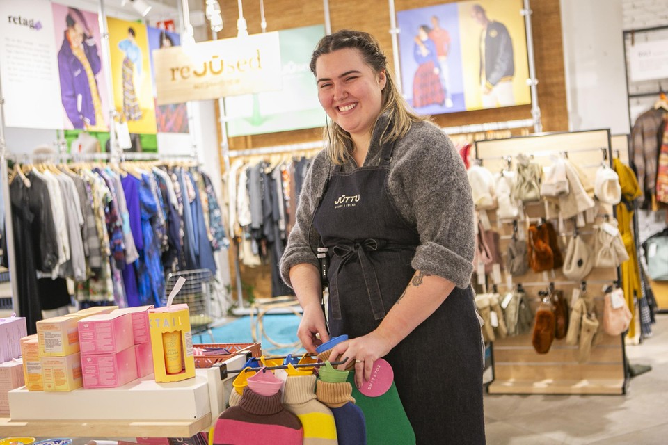 Assistant-manager Lena Matthyssens werkt in de duurzame winkel Jüttu.
