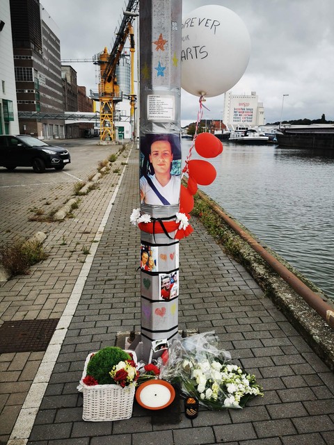 Vrienden van Didier hadden vorig jaar een memoriaal gemaakt aan het Dokske, waar hun kameraad tragisch om het leven kwam in 2016. De kleuren verwijzen naar de club van hun hart.