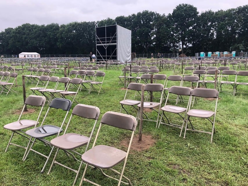 De stoelen staan opgesteld.