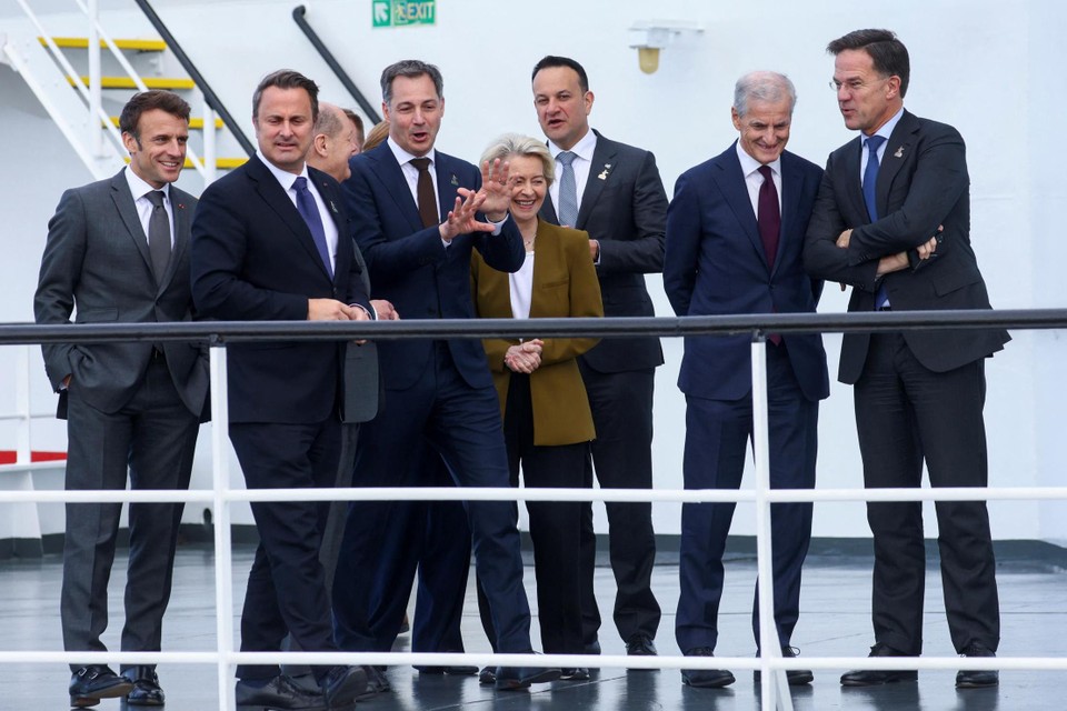 Acht staats- en regeringsleiders (alleen Rishi Sunak ontbrak) met Ursula von der Leyen tijdens de Noordzee-top in Oostende.
