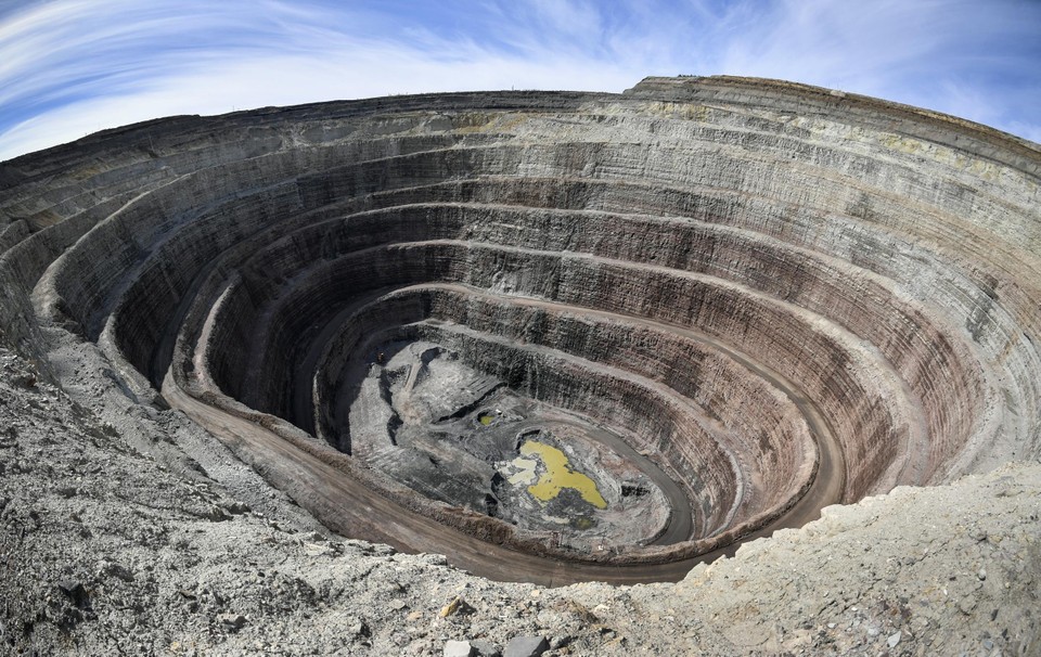 Een diepe diamantmijn die door Alrosa uitgebaat wordt, in het oosten van Rusland. 
