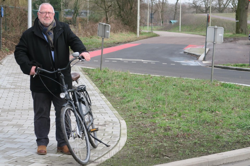 Burgemeester Ivo Wynants op het verkeerseiland dat nu nog een gevaarlijke hindernis vormt voor de renners op het einde van de Broekstraat.