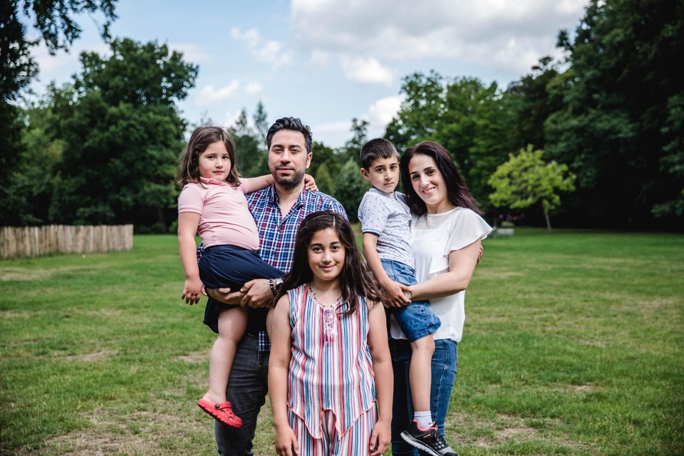 Yakup Yardimci, zijn vrouw Suna en hun kinderen Feyza, Yusuf en Zehra vertrekken over enkele weken op vakantie naar Turkije. “Hoezo code rood? Turkije volgt de regels strenger op dan België.” 