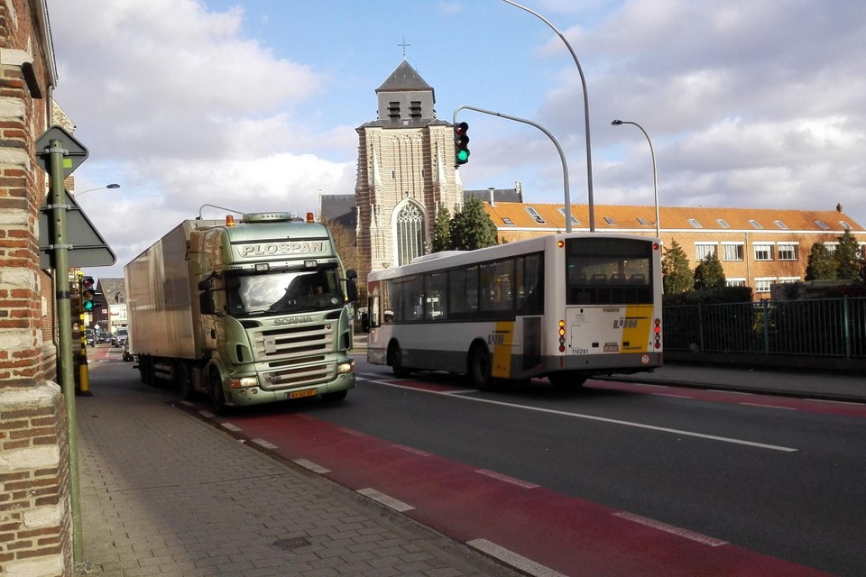 De nieuwe ontsluitingsweg die het doorgaande (vracht)verkeer uit onder meer hartje Sint-Dimpna moet halen, zou dan toch in het noorden van Geel komen. 