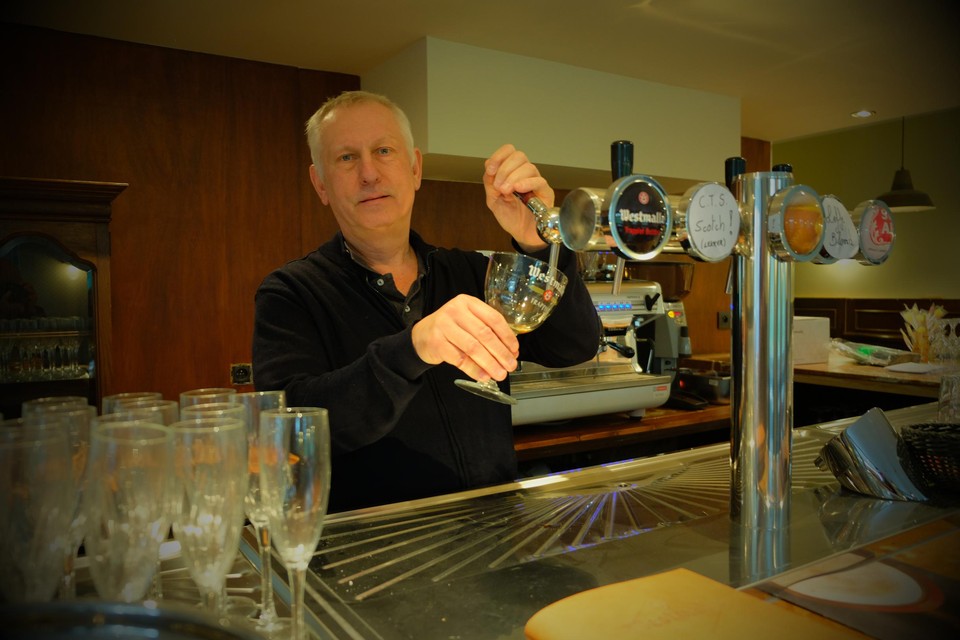 Frank Rastelli achter de toog van café De Kluis.