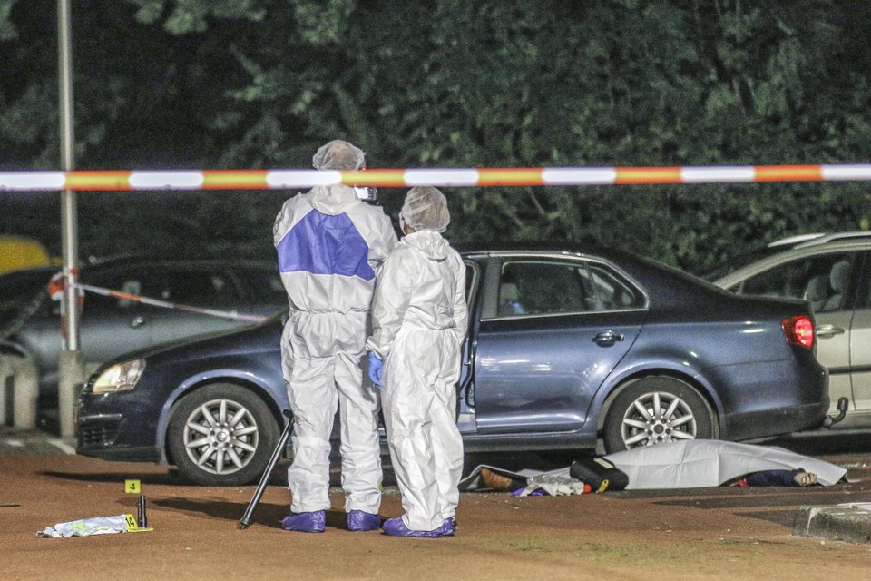 Speurders van het labo bij de auto van Bogaerts.