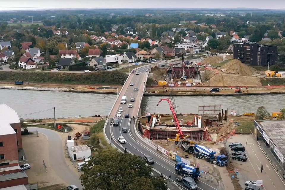 De werf voor de nieuwe brug op de Herenthoutseweg in Herentals vlot netjes volgens schema.