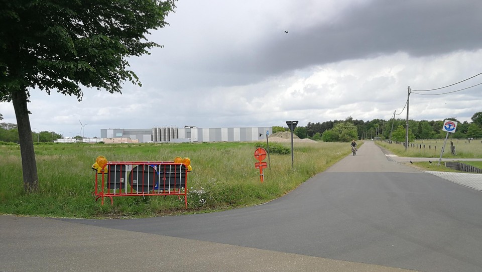 De inrit naar de parking en zomerbar Bloom Beach Club (beige constructie links achteraan) ligt in Dompel. 