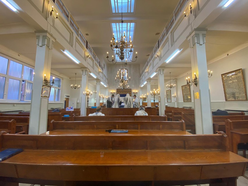 Normaal lopen de synagogen vol op Poerim. Door corona was de synagoge aan de Terliststraat vrijdagochtend nagenoeg leeg.