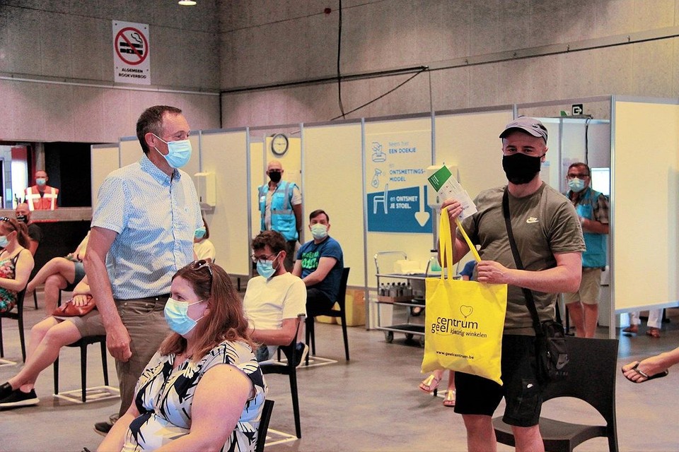 Centrummanager Eddy Laeremans (links) kon afgelopen week in vaccinatiecentrum De Waai in Geel de gelukkige met de vijftigduizendste prik vieren.