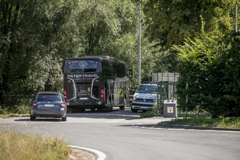 De eerste bus met asielzoekers arriveerde maandag om iets na 15u aan de noodopvang in Berlaar via de Hellegatstraat.  