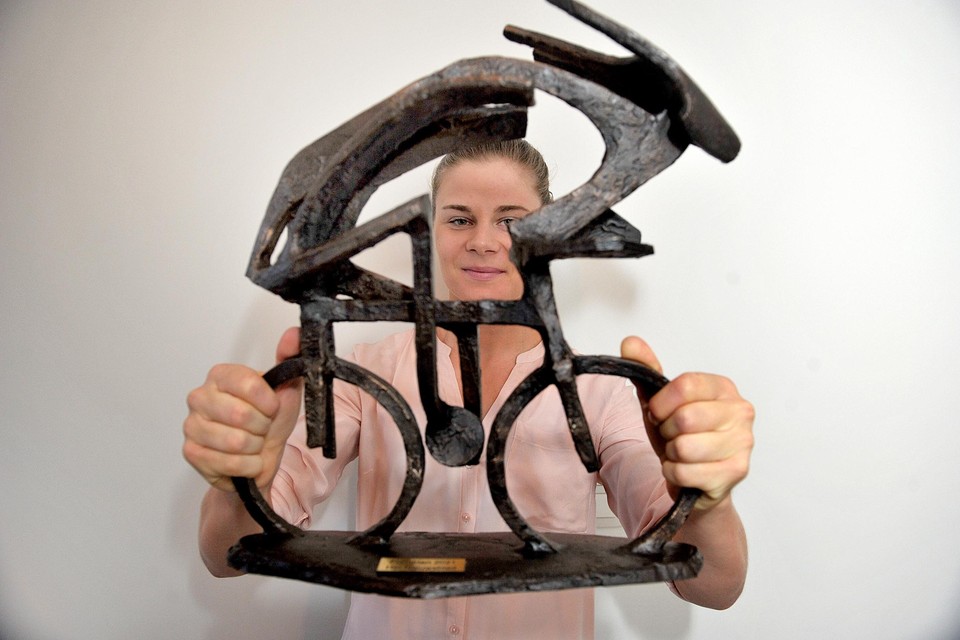 Lotte Kopecky met een nieuw exemplaar van de Flandrienne-trofee.