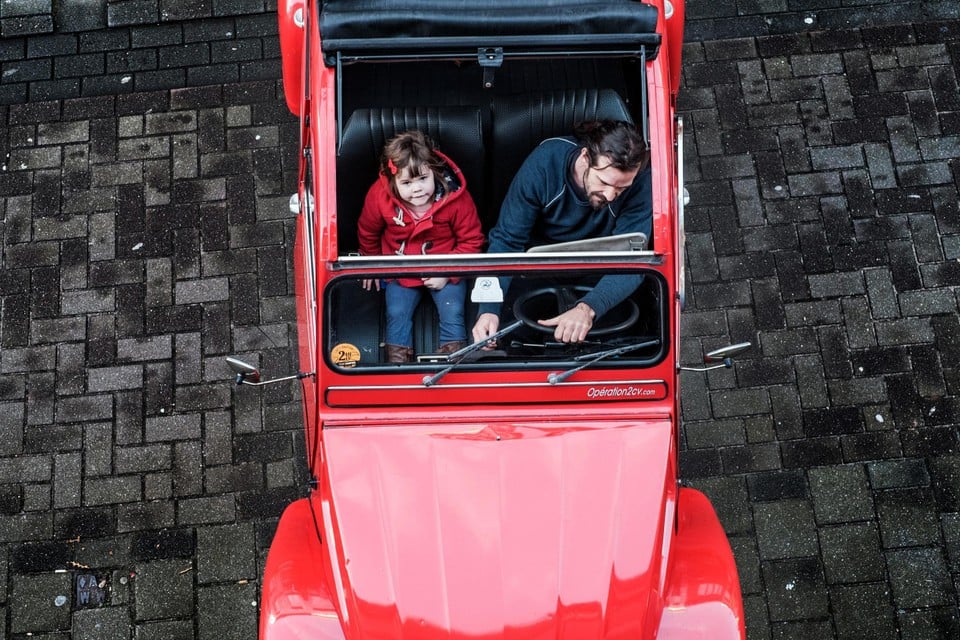 Pieter Franck met zijn Citroën in 2017. “Ik heb die 2pk nog altijd en kocht er nog een paar oldtimers bij”, zegt hij nu. 