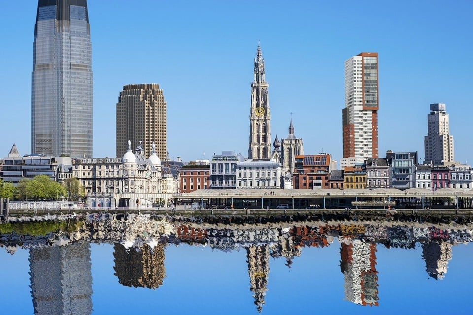 Ons simulatiebeeld van de skyline van Antwerpen met een reeks hoge torens. “Vooral de plek en de kwaliteit van het project zal van doorslaggevende aard zijn”, aldus burgemeester De Wever.