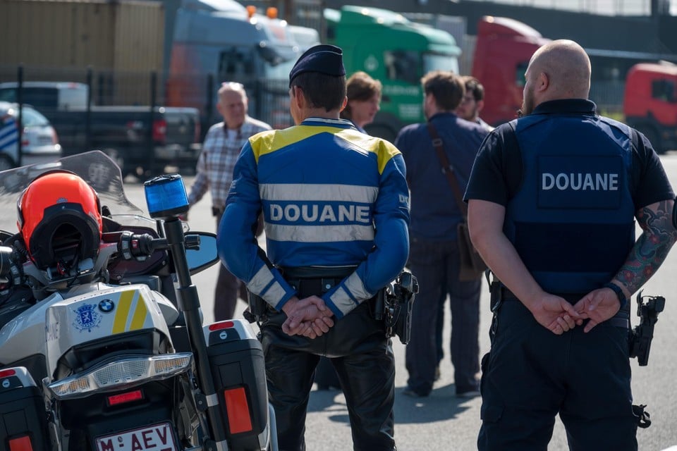 Grenspost van douane overvallen in Waaslandhaven: havenarbeiders vastgebonden en bedreigd met messen (Beveren-Waas)