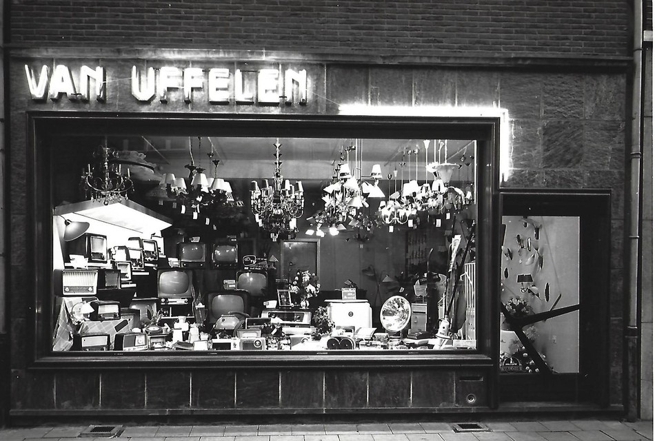 Archiefbeelden van de topzaak Van Uffelen, waar heel Schoten televisies en stofzuigers kwam kopen.  