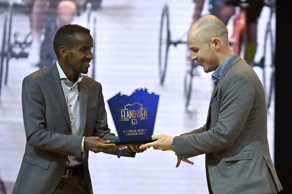 Tim Celen krijgt de trofee overhandigd uit de handen van Bashir Abdi.